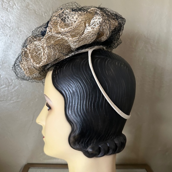 LOVELY 1940s\' IVORY CURLY STRAW TILT HAT -  \